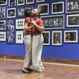 Sulle note dello swing �One O�Clock Jump� di Count Basie eseguono prima il �balboa steps�, una sequenza in otto battute in cui i due si avvicinano spesso l�uno all�altra